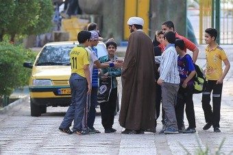 تصویری از حضور فعال امام محله در میان بچهها